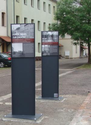 Zwei von drei Erinnerungsstelen im ehemaligen Schleusenbereich des GJWH Torgau
