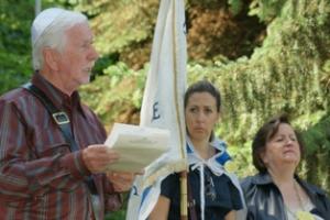 Angehörige bei der Gedenkfeier am 6. Juni 2015 in Koselitz