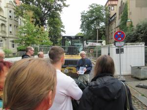 Gedenkstättenmitarbeiter Gerald Hacke zeigt den früheren Eingang zum Hafthaus, der hinter einem Baustellenzaun versteckt ist