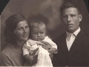 Georgij Iwanowitsch Bowin mit seiner Ehefrau Maria Bowina und seinem ersten Sohn Viktor, 1936