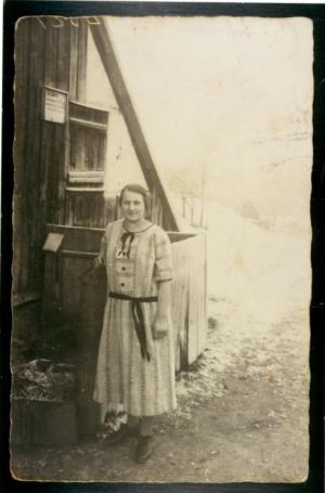 Frieda Hegewald vor ihrem elterlichen Haus (Privat)