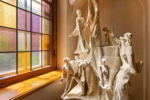 Die Kreuzigungsgruppe von Friedrich Press auf einem Seitenaltar der Kirche St. Paulus