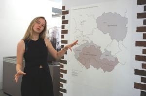 Ella Peter in der Ausstellung der Gedenkstätte