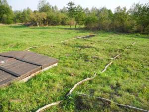 Mit dünnen Holzstämmen wurden die Ausmaße der einstigen Entlausungbaracke wieder kenntlich gemacht.