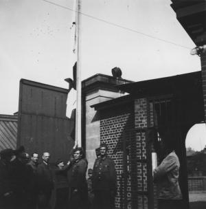 Die befreiten Gefangenen im Torgauer Wehrmachtgefängnis Fort Zinna am 25. April 1945; Archiv DIZ Torgau