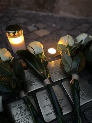 Weiße Rosen und Kerzen an fünf Stolpersteinen 