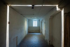 Blick in die ehemalige Gaskammer in der Gedenkstätte Pirna-Sonnenstein