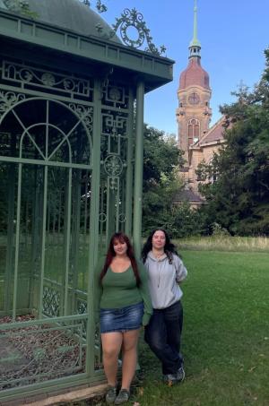 Lara und Anna im Schlosspark Sonnenstein