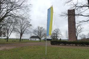 Ukrainische Fahne im Ehrenhain Zeithain, 24.02.2023