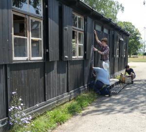 Teilnehmer des SCI Camps arbeiten auf dem Gelände der Gedenkstätte (© Dieter Worgul)