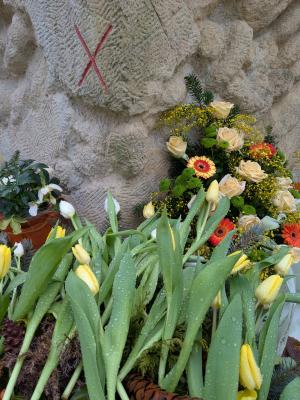 Blumen am Denkmal für die Opfer der NS-Krankenmorde in Großschweidnitz (© StSG/GSGS)