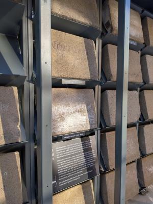 Schaudepot mit Grabsteinen von Opfern der NS-Krankenmorde in Großschweidnitz (GSGS/StSG)