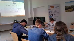 Die Workshop-Teilnehmenden beim Quellenstudium (© ABL Leipzig)