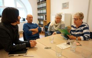 Gedenkstättenleiterin Dr. Birgit Sack (links) im Gespräch mit Frieder Schlosser, Heidi Dammenhayn und Ina Schlosser