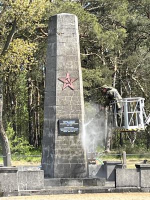Reinigung des sowjetischen Obelisken auf dem Kriegsgefangenenfriedhof Zschepa II,© Olaf Gawron 