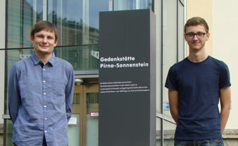 Paul Marczona und Simon Berghammer vor der Gedenkstätte Pirna-Sonnenstein