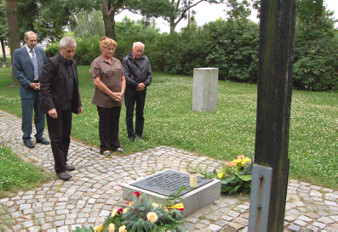 Dr. Klaus-Dieter Müller (stellvertretender Geschäftsführer Stiftung Sächsische Gedenkstätten), Stasi-Bundesbeauftragter Roland Jahn, Bundestagsabgeordnete Maria Michalk, Vorsitzender des Bautzen-Komitee e.V. Harald Möller (v.l.n.r.) auf der Gräberstätte Karnickelberg