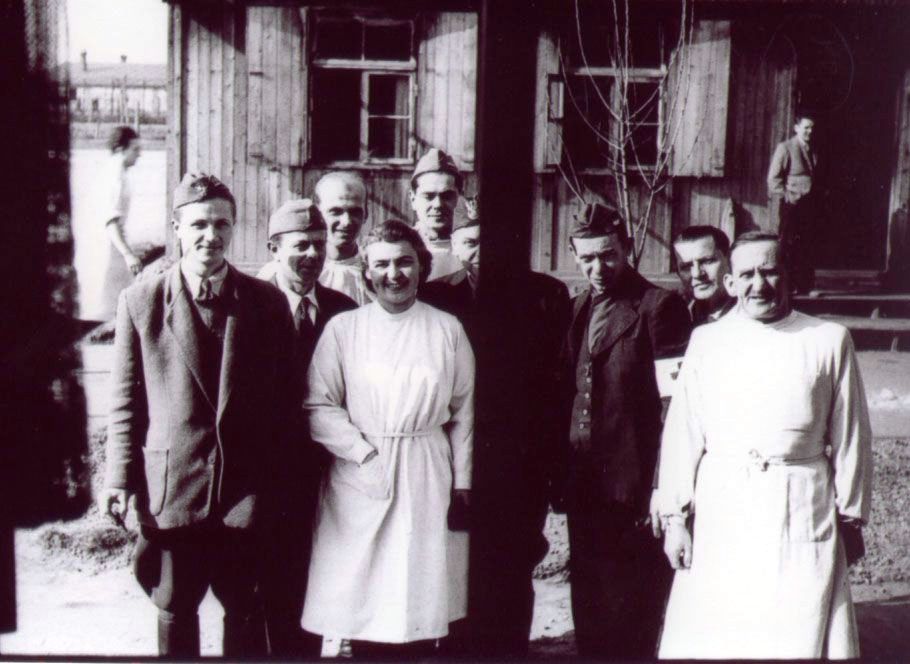 Polnisches Sanitätspersonal, in der Mitte im weißen Kittel Dr. Jadwiga Beaupre, eine der vier Ärztinnen des Lazaretts, undatiert 1944/45 (Archiv Gedenkstätte Ehrenhain Zeithain)