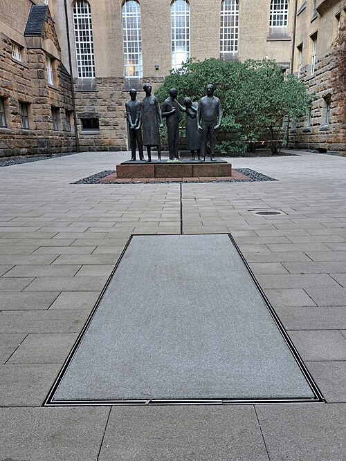 Die graue Fläche im ehemaligen Richthof der Gedenkstätte Münchner Platz Dresden markiert den früheren Standort der Guillotine