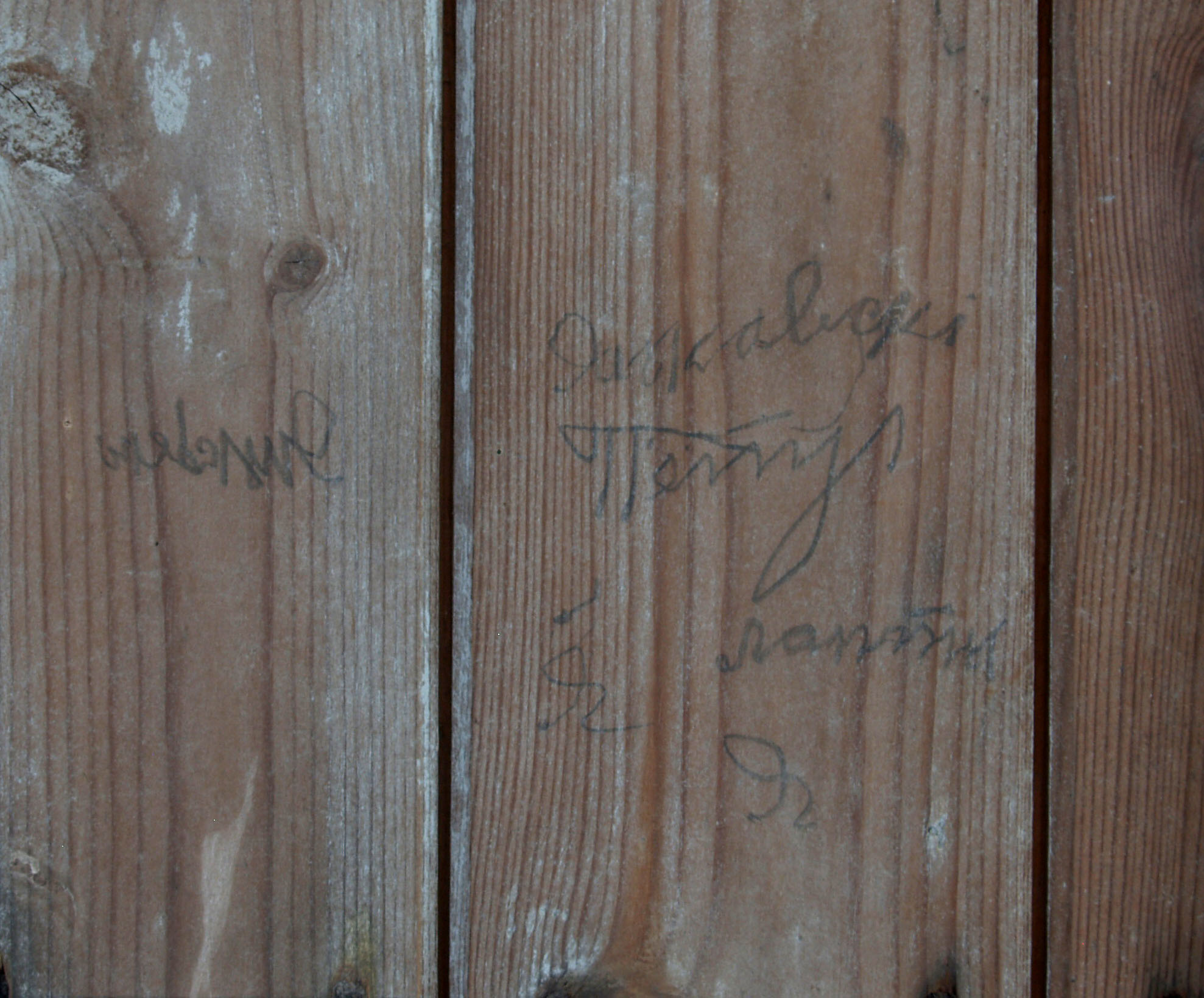 Eine weitere Inschrift im Innerern der Baracke