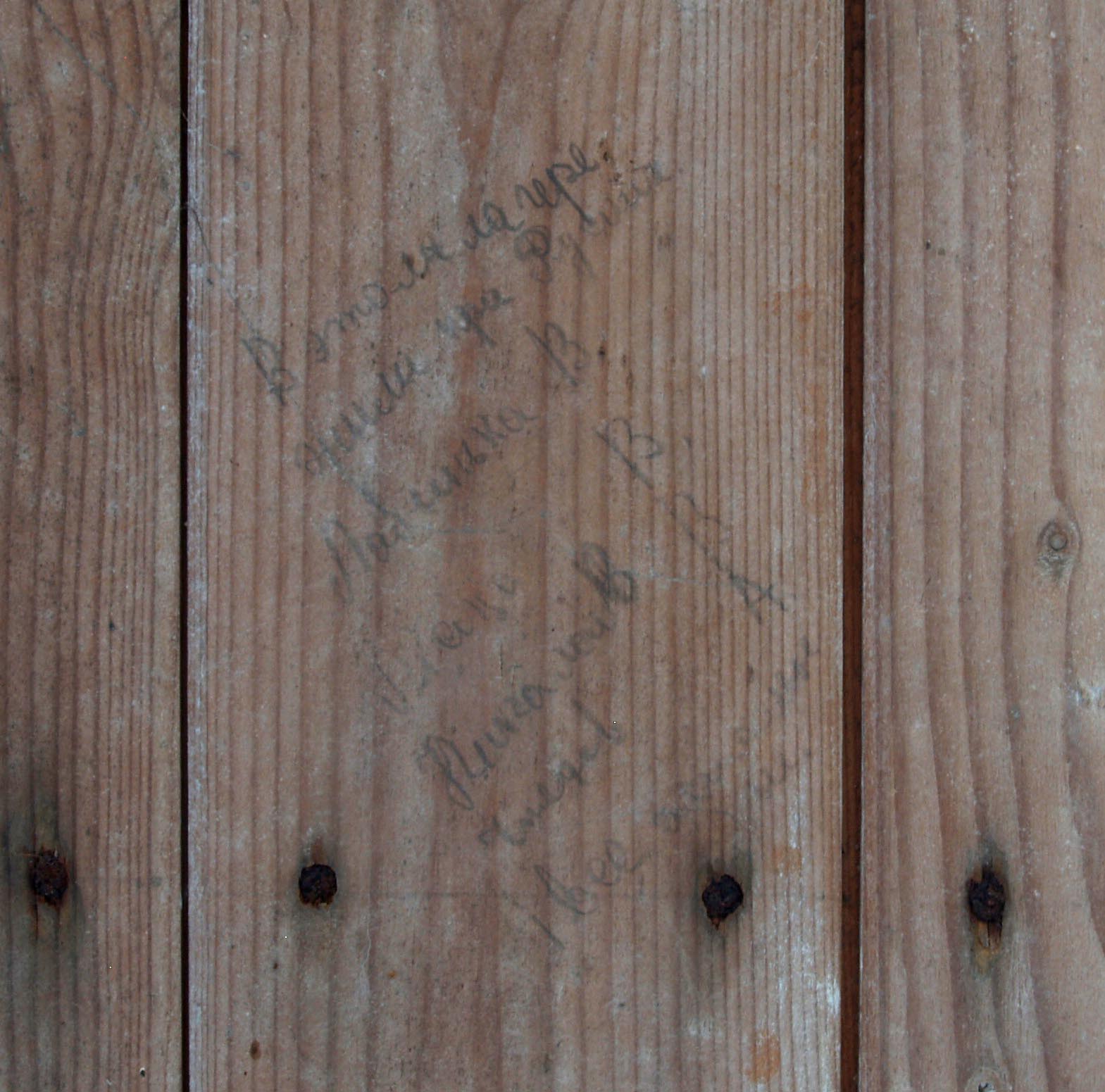 Eine kyrillische Inschrift auf einem Brett der Baracke
