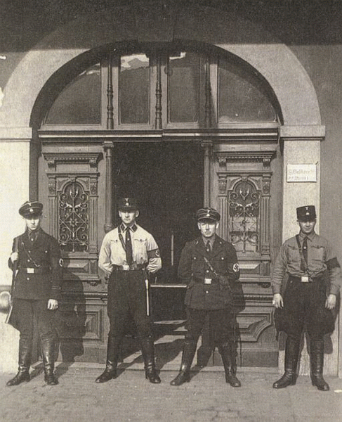 Angehörige von SA und SS am 8. März 1933 vor dem Volkshaus Reichenbach.