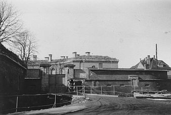 Wehrmachtgefängnis Torgau-Fort Zinna, Haupteingang. Im Hintergrund sind der Rundbau (links) und das Verwaltungsgebäude (rechts) zu erkennen. Aufnahme um 1938. PB Norbert Lange